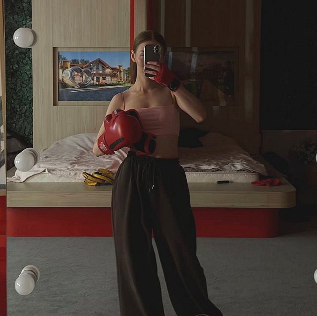 Никита Гуранда даёт уроки бокса Александре Зотовой Никита Гуранда даёт уроки бокса Александре Зотовой