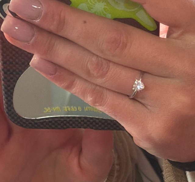 Ксения Нечаева получила в подарок помолвочное кольцо? Ксения Нечаева получила в подарок помолвочное кольцо?