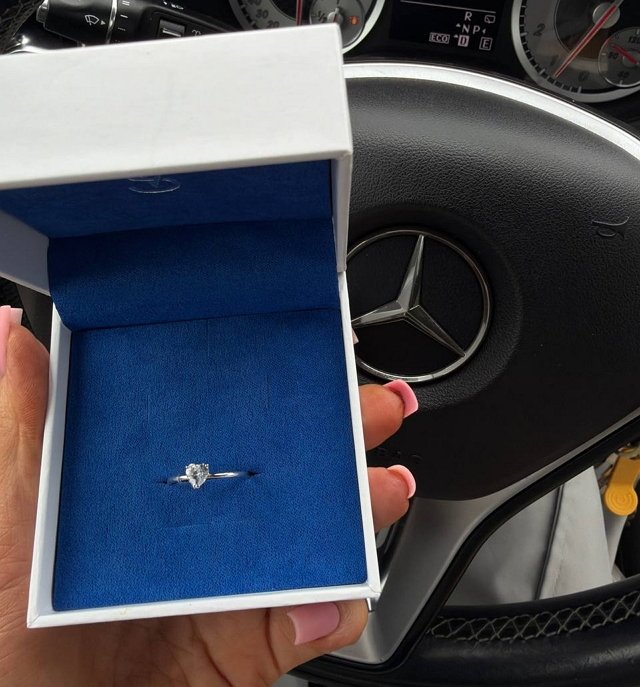 Клавдия Безверхова подарила кольцо Ксении Нечаевой Клавдия Безверхова подарила кольцо Ксении Нечаевой