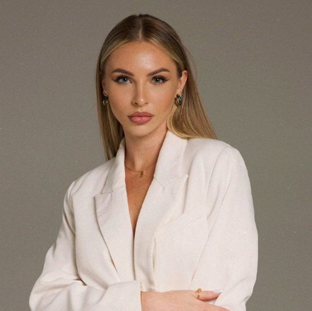 Нонна Щукина сходила в ресторан в компании Салибековых