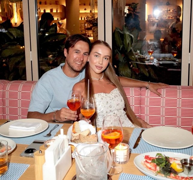 Уманский с супругой отдыхаю в Китае в компании Ромашовых