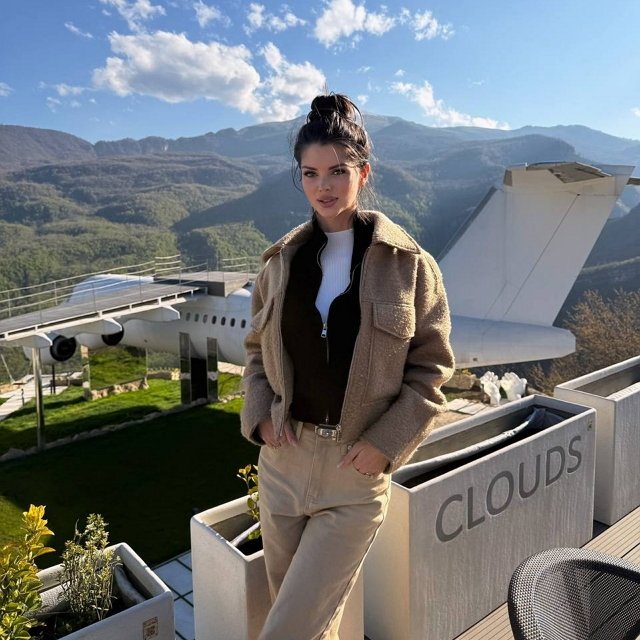 Анна Самонина не показала фанатам, кто привёз её в Армению