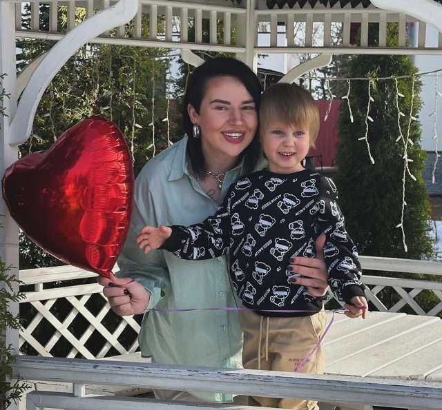 Органы опеки забрали сына у спящей Александры Черно 