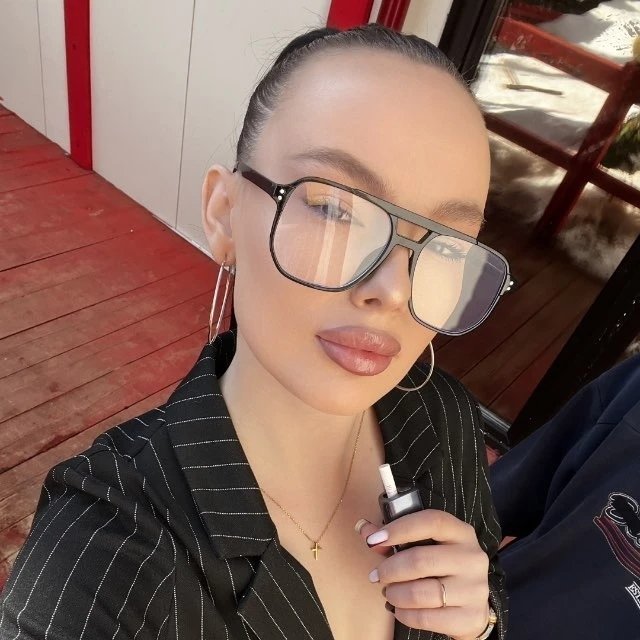 Карина Тетуева активно троллит Элину Рахимову