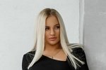Элина Рахимова выбирает песню для музыкального конкурса