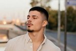 Никита Гуранда кокетничает со своими поклонницами