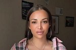 Елена Тепловодская тренируется наращивать волосы на Рахимовой