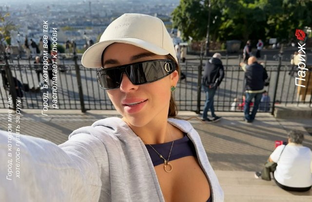 Евгения Дорожкина нашла компаньона для прогулок по Парижу